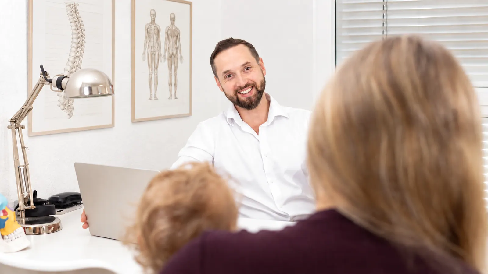 Roberto Beyer im Beratungsgespräch in seiner Praxis für Chiropraktik in Braunschweig