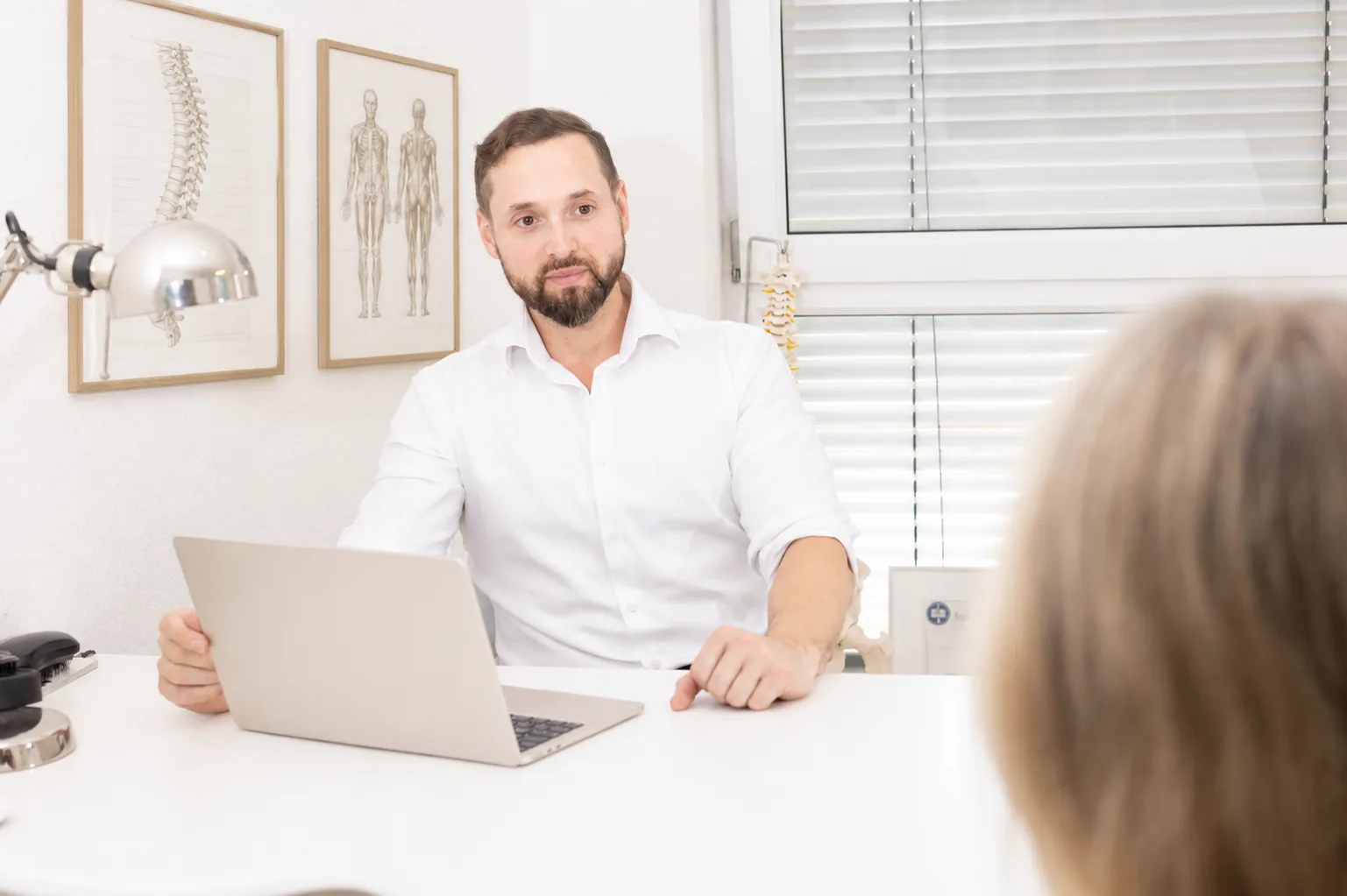 Roberto Beyer im Beratungsgespräch in seiner Praxis für Chiropraktik und Osteopathie in Braunschweig